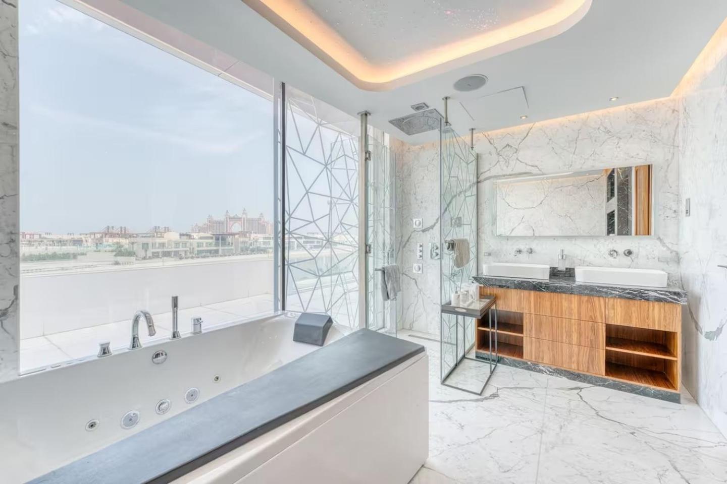 World Class Luxurious 6 Bdr In Palm Jumeriah Villa *